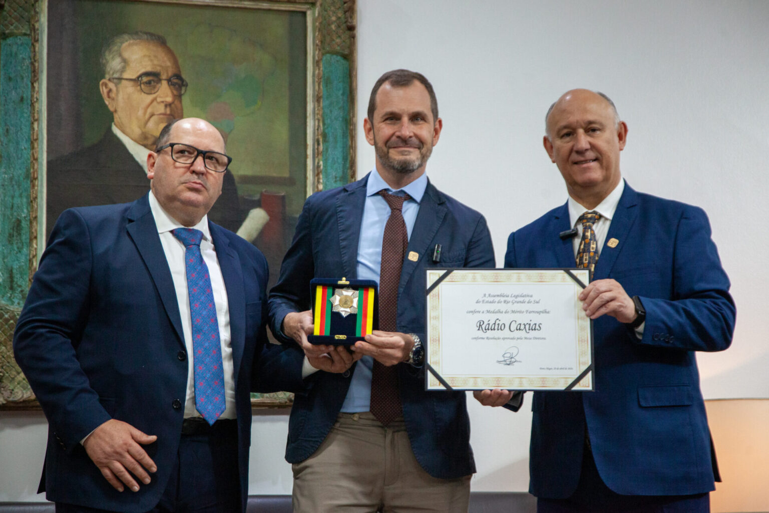 Rádio Caxias é homenageada com Medalha do Mérito Farroupilha por seus 80 anos