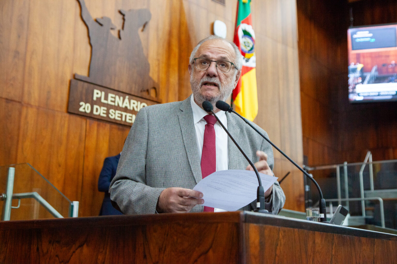 Bancada do PT presta homenagem aos trabalhadores em sessão solene