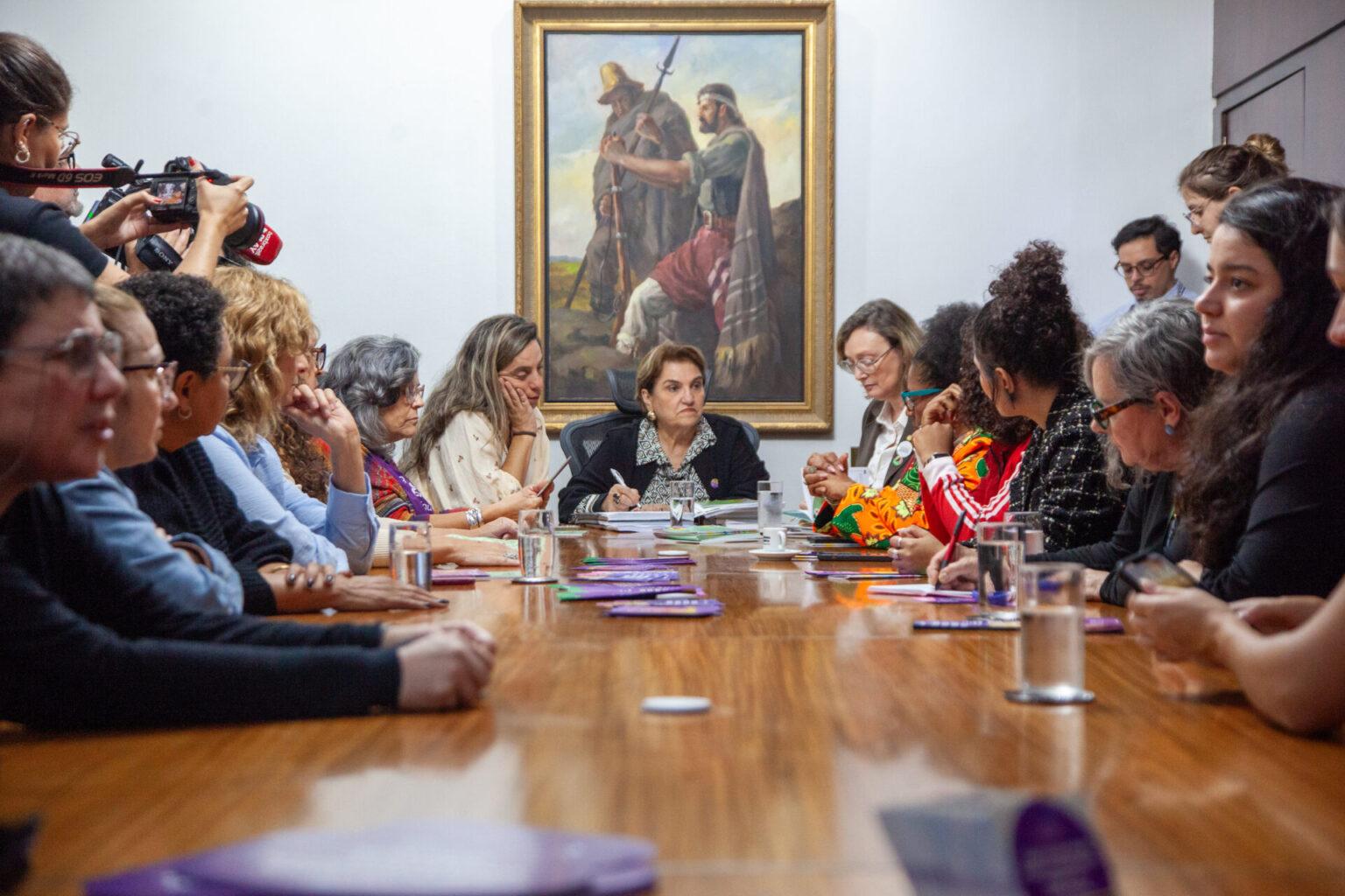 Ministra das Mulheres recebe relatório sobre feminicídios no RS e discute ações preventivas
