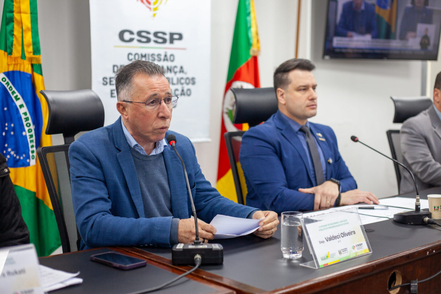 Servidores excluídos da reestruturação de Eduardo Leite cobram valorização em audiência na Assembleia
