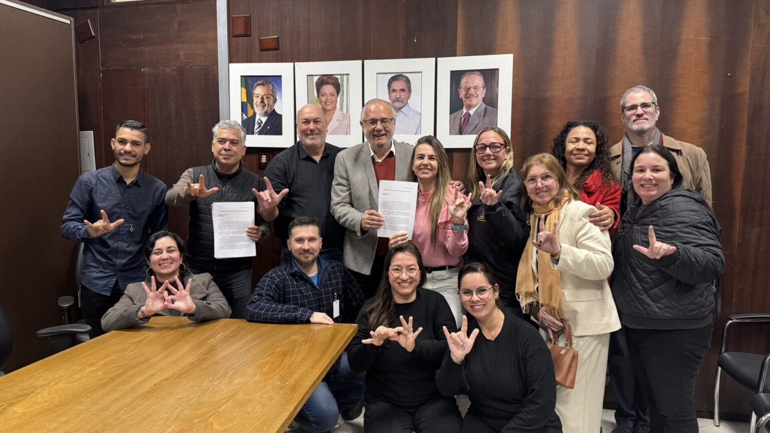 Rossetto propõe contratação de intérpretes de Libras para a Assembleia Legislativa Rossetto propõe contratação de intérpretes de Libras para a Assembleia Legislativa