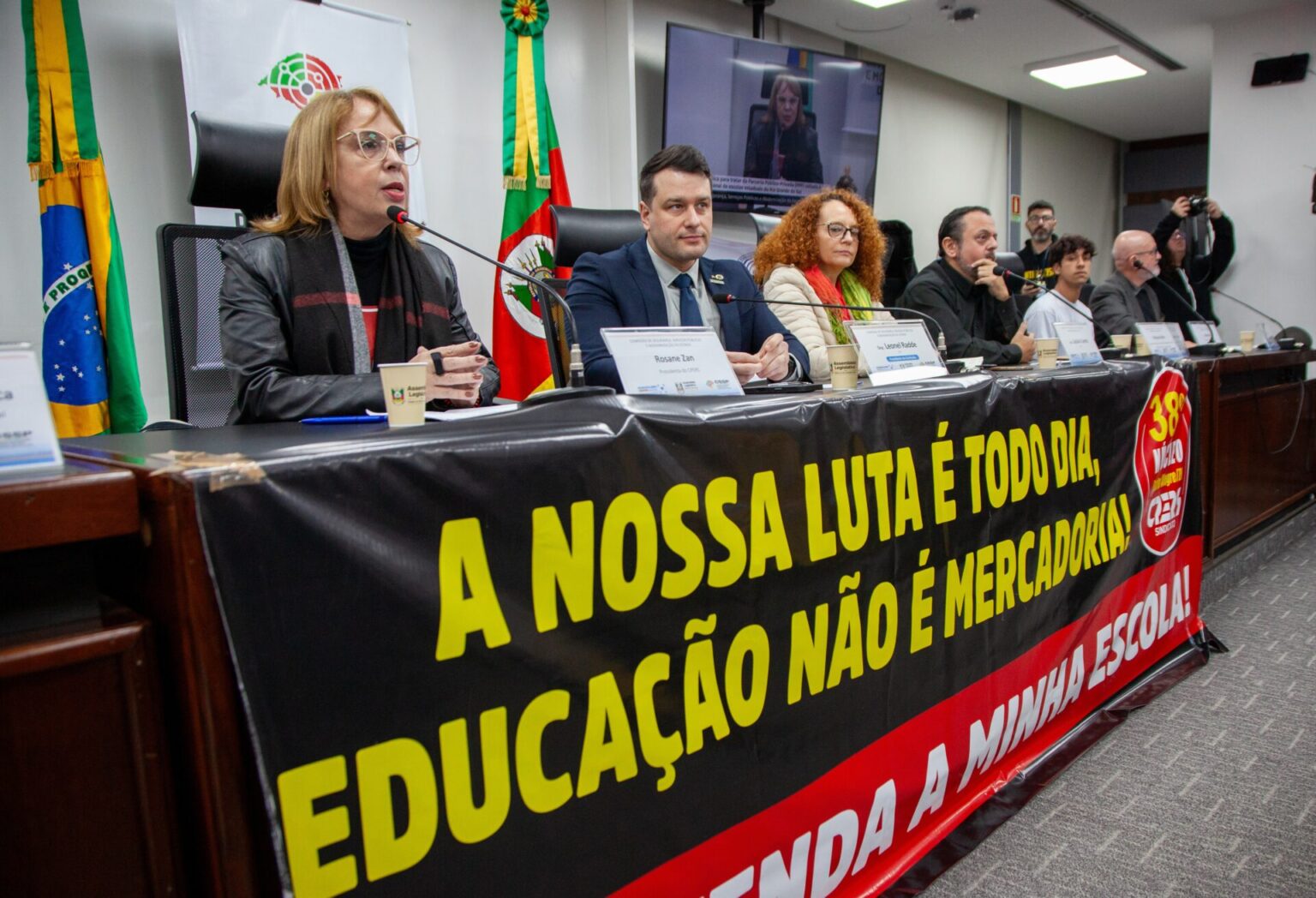 Audiência questiona PPPs em escolas, propostas por Eduardo Leite e critica aumento de custos e privatização indireta Audiência questiona PPPs em escolas, propostas por Eduardo Leite e critica aumento de custos e privatização indireta