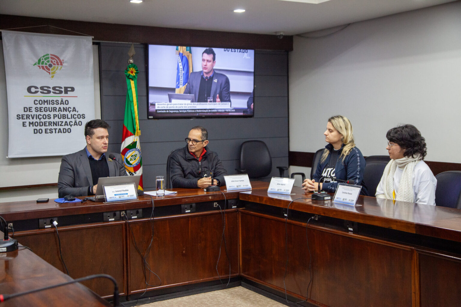 Professores de Canoas denunciam cortes de até 90% nos salários após greve Professores de Canoas denunciam cortes de até 90% nos salários após greve