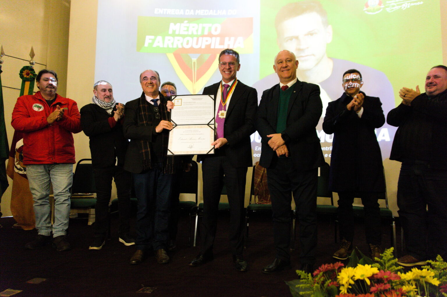 Eduardo Moreira é homenageado com Medalha do Mérito Farroupilha