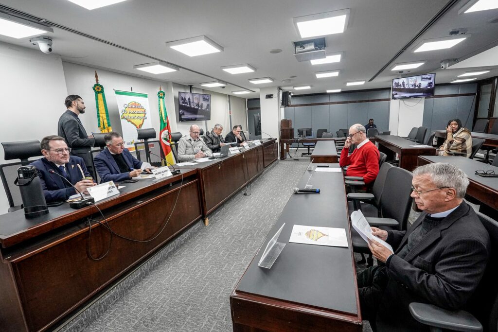 Valdeci cobra recuo de Eduardo Leite na privatização da educação gaúcha