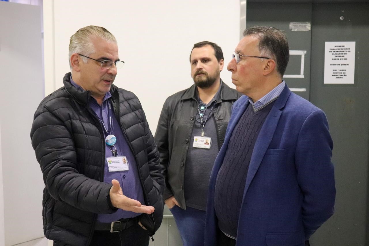 Em visita ao Hospital Presidente Vargas, Valdeci garante recursos para manutenção da unidade