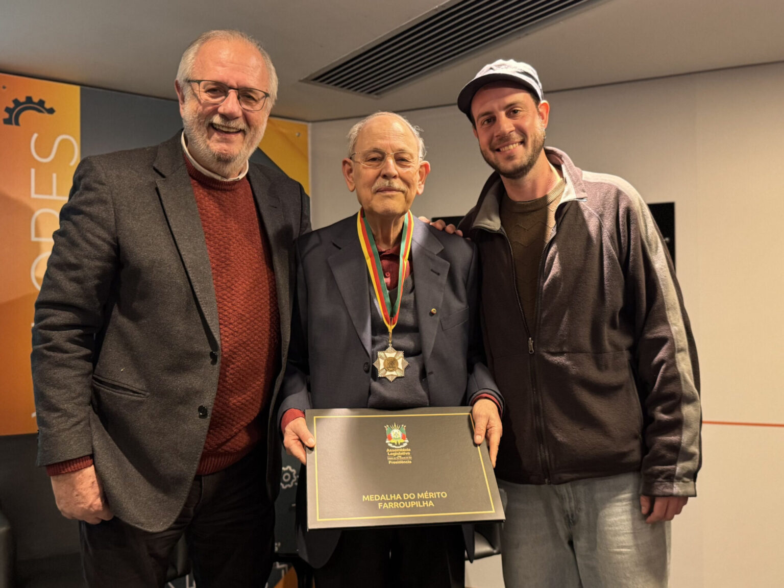Rossetto entrega Medalha do Mérito Farroupilha a Luiz Antonio Timm Grassi