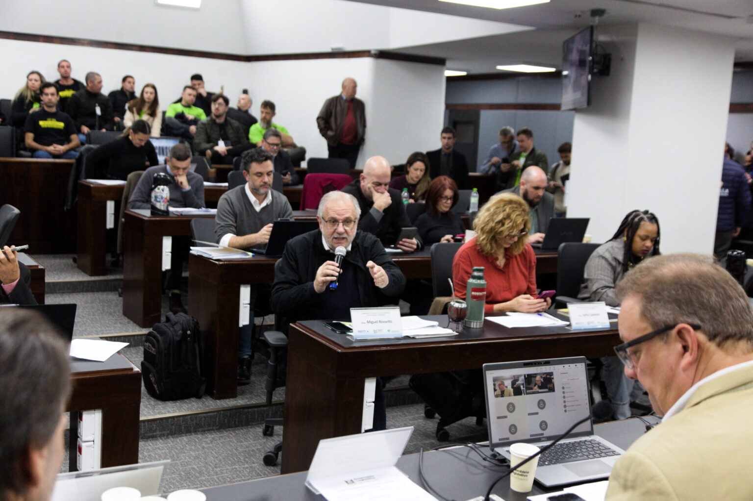 Rossetto defende aplicação de 12% do orçamento na Saúde durante debate da LDO Rossetto defende aplicação de 12% do orçamento na Saúde durante debate da LDO