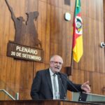 Bancada do PT derruba veto de Eduardo Leite e extingue taxa de emissão do CRLV