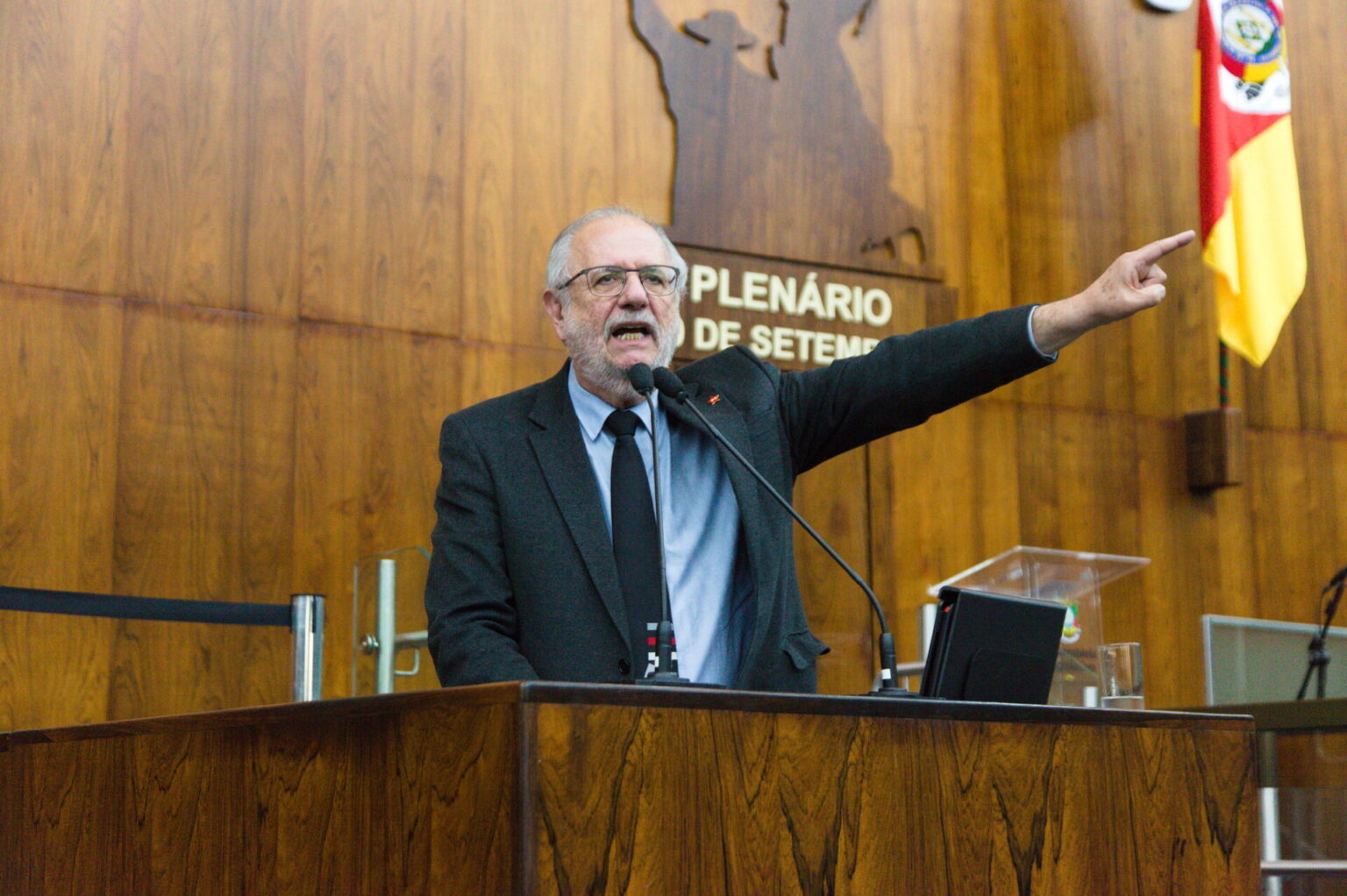 “Um governo que não deixa saudades. Deixa dívidas e filas na saúde”, afirma Rosseto sobre orçamento do Estado “Um governo que não deixa saudades. Deixa dívidas e filas na saúde”, afirma Rosseto sobre orçamento do Estado